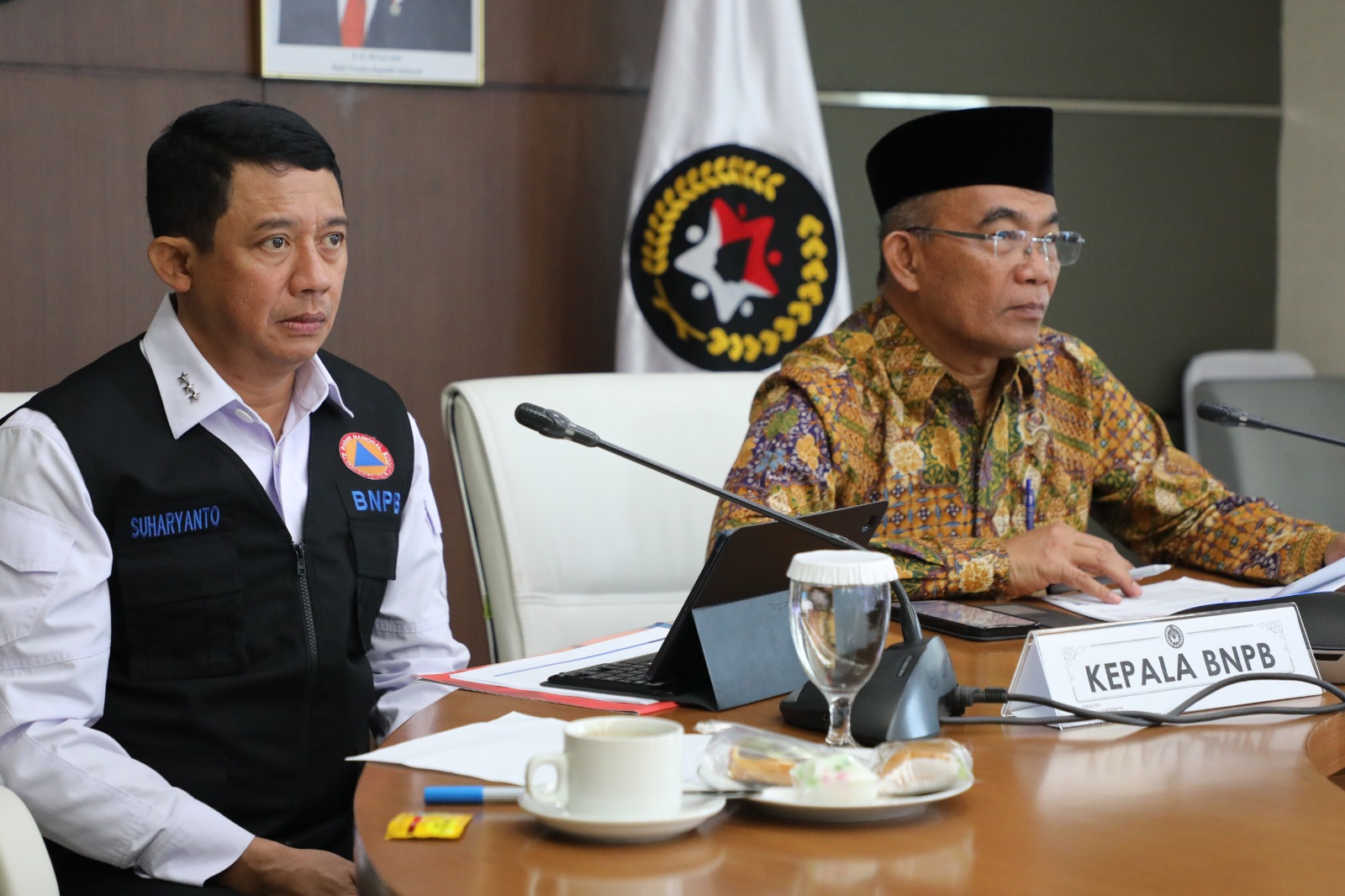 Kepala BNPB menghadiri undangan Menko PMK untuk melaksanakan Rapat Tingkat Menteri (RTM) yang membahas tentang kelanjutan bantuan kemanusiaan bagi negara Republik Vanuatu dan Myanmar di Kantor Kemenko PMK, Jakarta, Rabu (14/6).